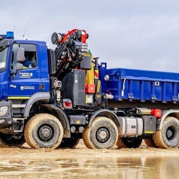 PALFINGER Ladekran und Abrollkipper auf TATRA 8x8 PALFINGER Ladekran und Abrollkipper auf TATRA 8x8
