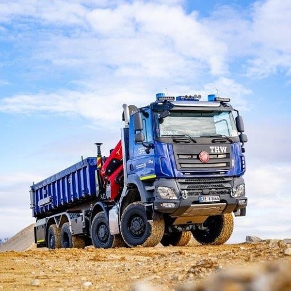 TATRA 8x8 mit PALFINGER Ladekran und Abrollkipper TATRA 8x8 mit PALFINGER Ladekran und Abrollkipper
