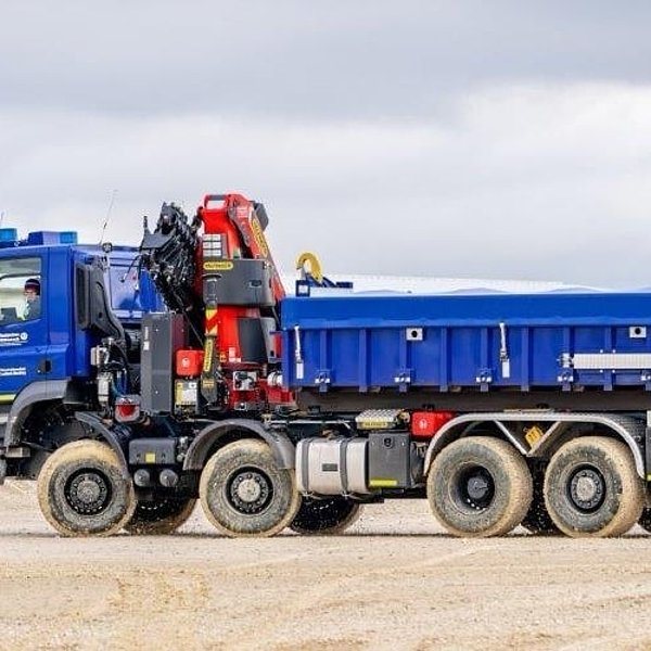 TATRA 8x8 mit PALFINGER Ladekran und Abrollkipper TATRA 8x8 mit PALFINGER Ladekran und Abrollkipper